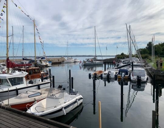 Bild på landkajen på Norreborg. Båtar vtten och himmel